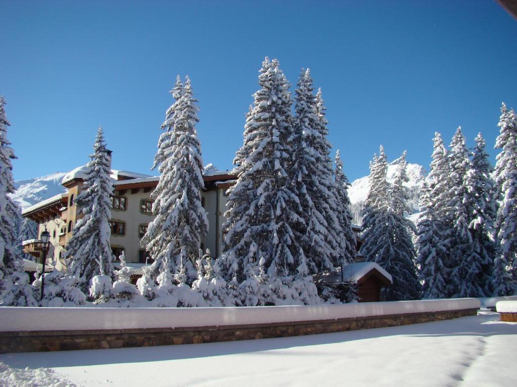 Hotel Les Ducs De Savoie Корчевел Екстериор снимка